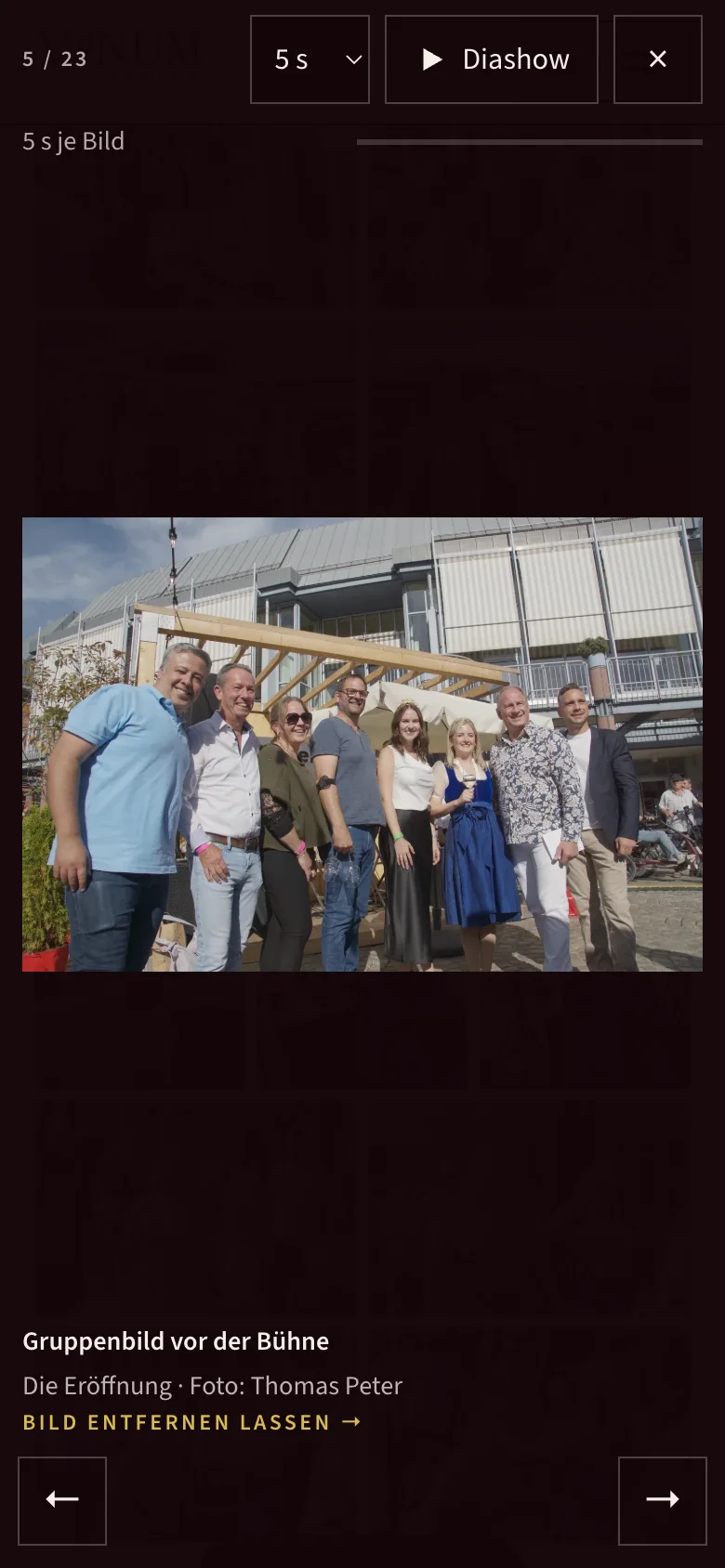 Lightbox am Smartphone mit Bildzähler 5 von 23, Diashow-Schaltfläche, Bildtext und dem Link „Bild entfernen lassen“