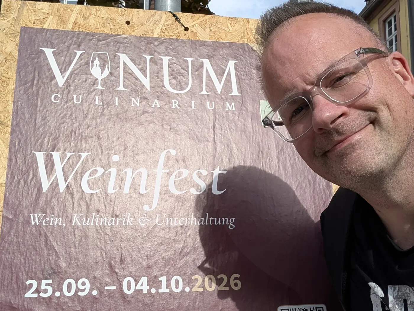 Thomas Peter neben dem gedruckten Festplakat mit Vinum-Culinarium-Logo, Weinfest-Schriftzug und Festdatum 25.09.–04.10.2026